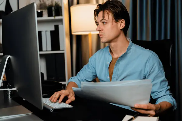 Smart Forretningsmand Skrive Med Tastatur Skærmen Med Business Afsnit Dynamisk - Stock-foto