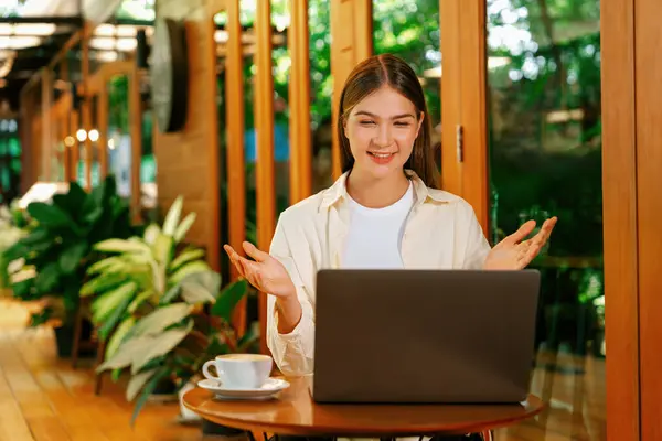 Jovem Mulher Trabalhando Laptop Jardim Café Livre Durante Primavera Desfrutando — Fotografia de Stock