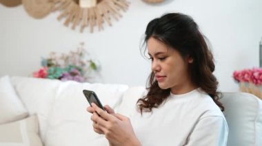 Genç bir kadın internet üzerinden alışveriş yapmak için internet üzerinden internet üzerinden internet üzerinden alışveriş yapıyor. Modern ve konforlu çevrimiçi alımlar güvenli ve uygun alışverişleri sağlar.