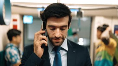 Zeki bir iş adamı trendeyken proje yöneticisini arıyor. Profesyonel erkek lider, geçmişi bulanık telefon kullanarak yatırımcıyla pazarlama planı hakkında konuşuyor. Sevinçli..