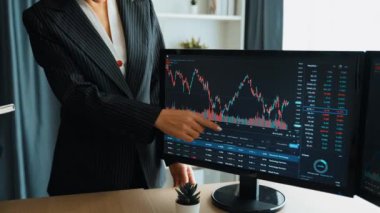 Hisse senedi borsası pazarlamasını analiz eden yavaş çekim şirketindeki yatırımcılar, kayıp için mum bar fiyatını analiz eden monitörlere bakıyor ve kazanç ve kâr elde ediyor. Filizlenen