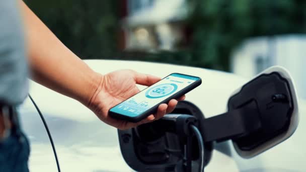 Smartphone Exibir Status Bateria Aplicação Móvel Inteligente Enquanto Carro Recarregar — Vídeo de Stock