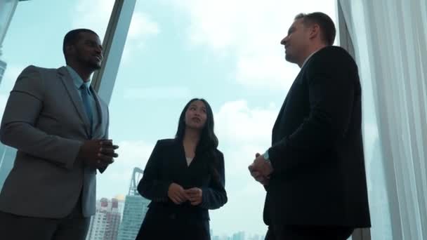 Украшенный Офис Видом Город Разнообразие Корпоративных Специалистов Обсудить Амбициозный Бизнес — стоковое видео