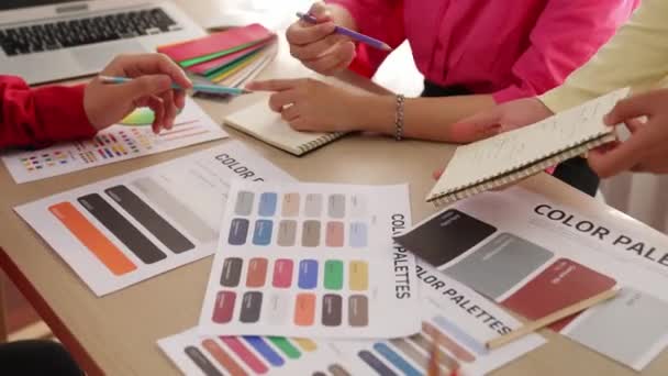 两名设计师在笔记本上起草新的设计布局 并与客户一起选择颜色 共同监督项目的实施 在设计代理办公室进行彩色咨询 — 图库视频影像