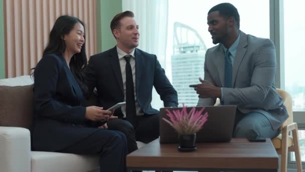 Украшенный Офис Видом Город Разнообразие Корпоративных Специалистов Обсудить Амбициозный Бизнес — стоковое видео