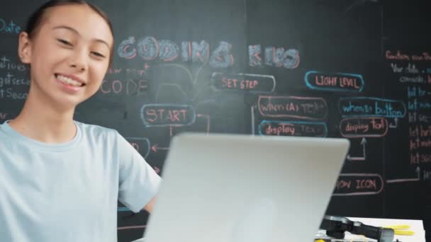 Inteligentny System Programowania Dziewczyn Pomocą Laptopa Tablicy Uczeń Liceum Pisze — Wideo stockowe