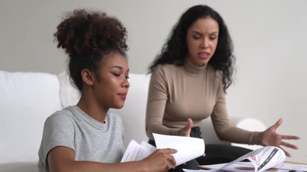 Mulheres Afro Americanas Estressadas Têm Problemas Financeiros Com Dívida Cartão — Vídeo de Stock