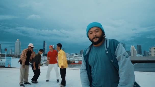 Grupo Hipster Diverso Multicultural Usan Paño Elegante Colorido Mientras Bailan — Vídeo de stock