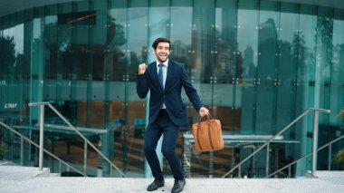 Başarılı bir iş adamı ofise yürürken terfi aldığı için kutlama yapar. Beyaz ırk, satış artışı ya da başarılı bir proje hakkında iyi haberler aldı. Müdür çok mutlu ve mutlu hissediyor. Sevinçli..