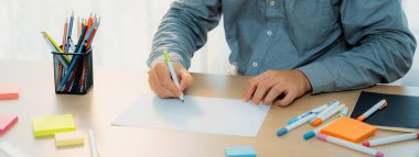 Yetenekli iş adamları zihin haritaları kullanarak pazarlama fikirleri üretiyor. Başarılı erkek girişim lideri masaya yapış yapış notlar serpiştirerek finansal plan hazırlıyor. - Yakın çekim. Eline odaklan. Değişik..