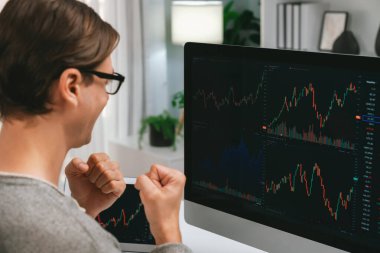 Gündelik servetteki akıllı tüccar modern ofisteki bilgisayar ve tablet ekranında dinamik artırılmış hisse senedi grafiğinin en yüksek kar değerini yükselterek başarılı oldu. Bireysel.