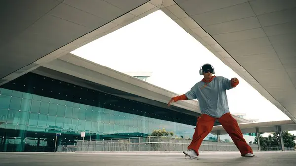 Serbest Dans Ederken Müzik Dinleyen Profesyonel Hipsterin Hareketli Çekimi Sokak — Stok fotoğraf
