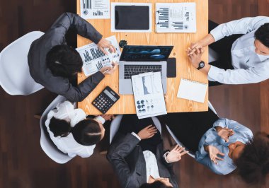Üst düzey çok ırklı analiz ekibi, stratejik karar için finansal verileri analiz etmek amacıyla dizüstü bilgisayarda BI gösterge ekranını kullanıyor. Fintech pazarlama göstergelerini analiz ediyor. Uyum