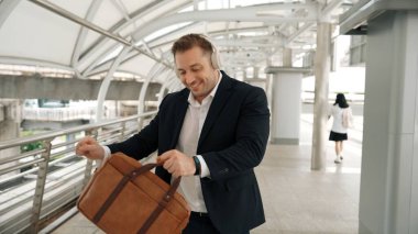 Şehir merkezinde Briç oynarken kulaklık takan mutlu bir iş adamı. Enerji yöneticisi neşeli ve motive edici performans yürürken başarılı projeyi kutlamak için müziğe geçiyor. Urbane.