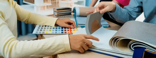 熟練したインテリアデザインチームは慎重にカーテン素材を選択し 同僚は会議テーブルに置かれた家のモデルでカーテンの色を選択します クリエイティブデザインコンセプト ヴァリーゲート — ストック写真