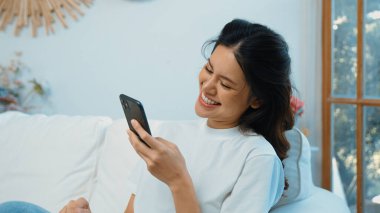 Genç bir kadın internet üzerinden alışveriş yapmak için internet üzerinden internet üzerinden internet üzerinden alışveriş yapıyor. Modern ve konforlu çevrimiçi alımlar güvenli ve uygun alışverişleri sağlar.