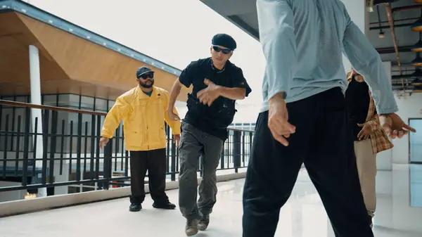 Hipster Doet Breakdance Terwijl Hij Samen Danst Gang Het Moderne — Stockfoto