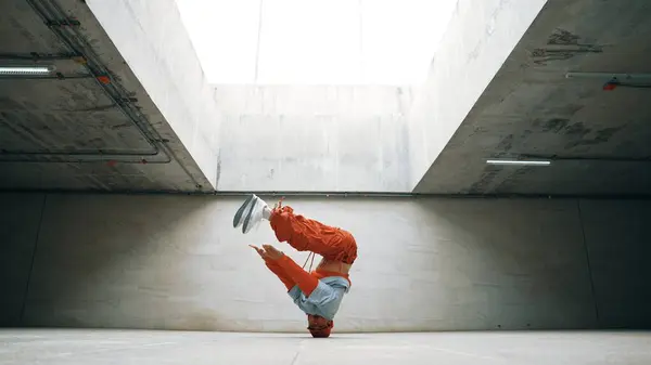 Glad Dansare Njuta Övning Break Dance Eller Freestyle Dans Byggnaden — Stockfoto
