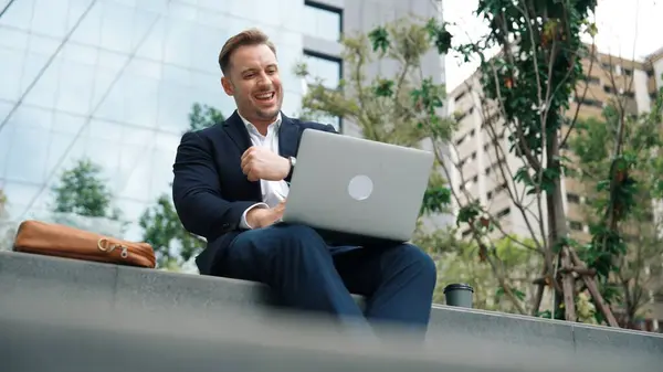 Manager Werkt Aan Zijn Laptop Vieren Succesvolle Project Het Verhogen — Stockfoto