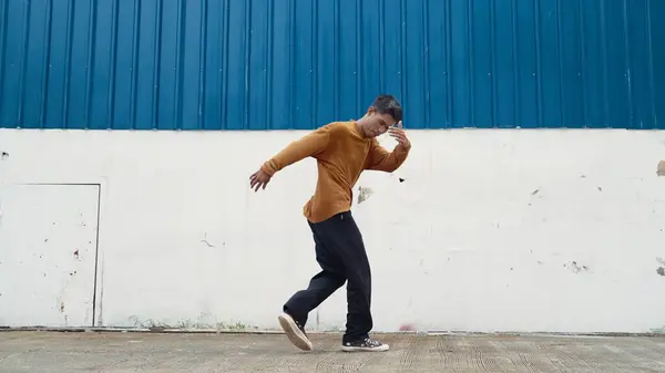 Hispanic Man Strek Armen Dans Straat Dansen Voor Muur Motion — Stockfoto