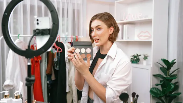 Mujer Influencer Disparar Transmisión Vivo Vlog Revisión Vídeo Maquillaje Prim —  Fotos de Stock