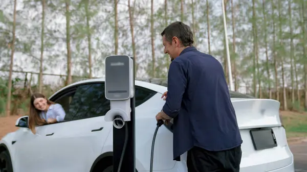 Elektro Auto Lädt Strom Für Die Batterie Von Liebespaar Unterwegs — Stockfoto
