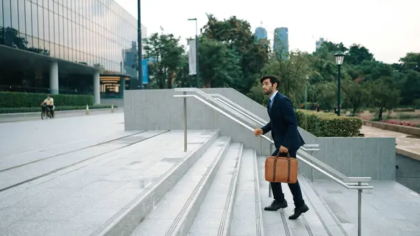 Homem Negócios Qualificado Subindo Escadas Parque Cidade Enquanto Segurando Saco — Fotografia de Stock