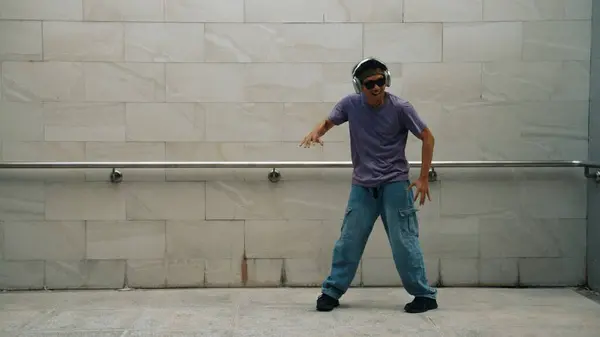 Motion Shot Hipster Escuchar Música Mientras Mueve Bailar Música Sala — Foto de Stock