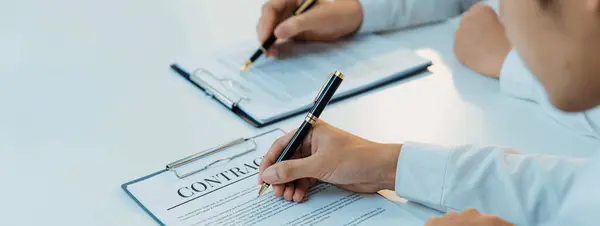 Business Executive Signature Document Accord Contrat Sur Balle Avec Aide — Photo