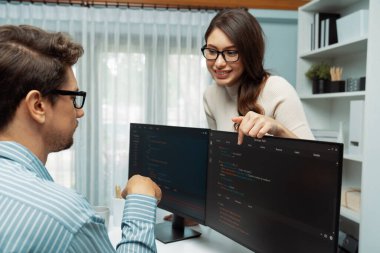 Takım becerisi geliştiricileri programı en yeni kodlama yaratıcı web sitesi planlama yazılım projesini iki bilgisayar ekranında düşünerek, ofiste tam yığın veri analizi ile karşılaştırıldığında. Varsayım.