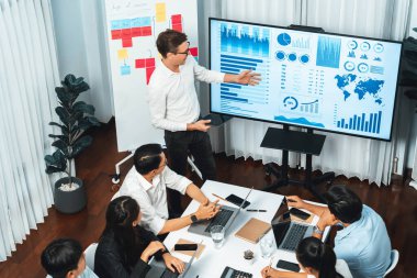 Ofiste sunum ya da analist ekibiyle toplantı odasında mali verileri analiz etmek için BI Fintech 'i kullanmak. İş adamları stratejik planlama için TV ekranında BI gösterge panelini inceliyor.