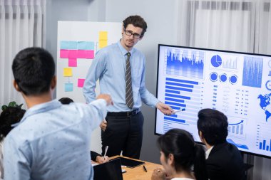 İş adamı, finansal rapor veri analizi veya pazar eğilimi gösterisiyle iş sunumunu şirketin gelecekteki yönetiminde stratejik planlama için büyük bir TV ekranında sundu. Çok titiz.