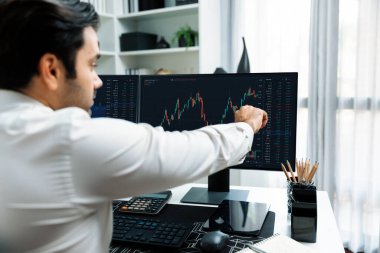 İki borsa yatırımıyla danışman ya da ortağı arayan tüccar işadamı, veri analizini yüksek kârlı dinamik teknoloji borsasına yatırım yapmak için karşılaştırdı. Tahmin et..