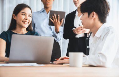 Mutlu iş adamları birlikte çalışır, şirket ofisinde tartışırlar. Profesyonel ve çeşitlilik takım çalışması iş planını bilgisayarda tartışır. Modern çok kültürlü ofis çalışanı. Uyum