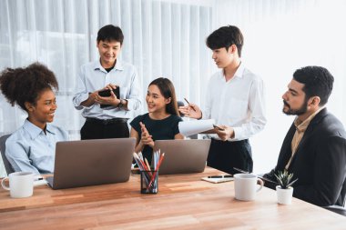 Mutlu iş adamları birlikte çalışır, şirket ofisinde tartışırlar. Profesyonel ve çeşitlilik takım çalışması iş planını bilgisayarda tartışır. Modern çok kültürlü ofis çalışanı. Uyum