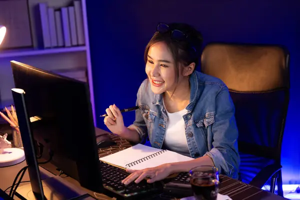 Sonriendo Joven Hermosa Asiática Creativa Mirando Beneficio Ventas Objetivo Informe —  Fotos de Stock