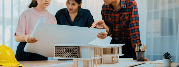Zespół Architektów Spotykający Się Podczas Dyskusji Budowy Domów Analitycznych Decyduje — Zdjęcie stockowe