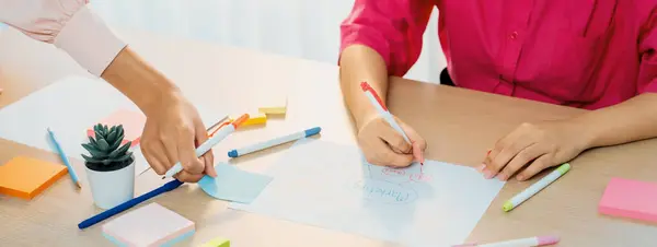 Professionelle Geschäftsfrau Zeichnet Business Mindmap Kreative Gründerinnen Entwerfen Marketingpläne Mit — Stockfoto