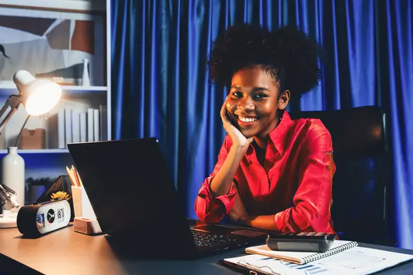 幸せな輝き 笑顔で働くアフリカの女性は ラップトップスクリーンで良い取引やマーケティングコース奨学金の情報を新しい仕事プロジェクトを得ます 陽気な表現のコンセプト トーストメーカー — ストック写真