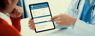 Hastanedeki doktor randevusunun bulanık geçmişinde bilgisayarın tıbbi raporunu ya da hasta sağlığının teşhisini göstermesi. Tıbbi danışmanlık ve sağlık hizmetleri. Panorama Katı
