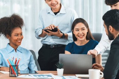 Çok ırklı analist ekibi toplantı masasındaki mali raporu analiz etmek için BI gösterge tablosunu kullanıyor. Çeşitli iş adamlarından oluşan bir grup, iş pazarlama kararı için FIntech 'in veri analizini kullanır. Uyum