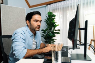 Akıllı IT geliştiricisi yazılım geliştirme kodlaması ile modern ofisteki iki bilgisayar kodlu bilgisayar sistemi üzerinde uygulama programı güncelleme çevrimiçi web sitesi yaratıyor. Tahmin et..