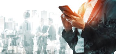Business Communication Network Technology Concept - İş adamlarının modern şehir planında akıllı telefon ya da cep telefonu aygıtı kullanmaları. uds