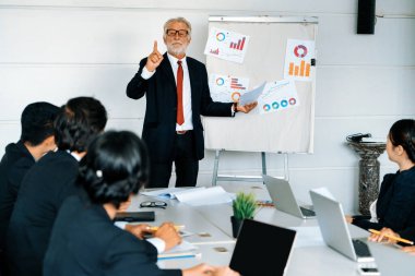 Kıdemli lider eğitim atölyesinde veya konferansta halk dinleyicilerine hitap eder. Olgun konuşmacı, sempozyum organizasyonunun CEO 'su. Uluslararası iş semineri konsepti. uds