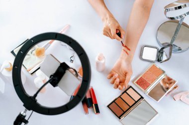 Güzellik blogcusunun ya da nüfuzlu kişinin üst görünümü çevrimiçi canlı yayın platformunda sosyal medya pazarlamasını ya da öğretim elemanlarını görüntüler.