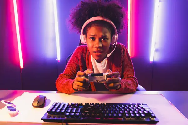 Hostitelský Kanál Herní Streamer Africká Dívka Hraje Online Hru Joystick — Stock fotografie