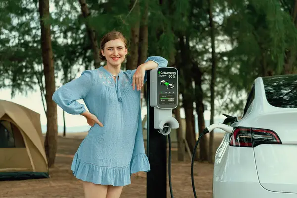 Tatil Tatili Plaj Kampına Elektrikli Arabayla Seyahat Genç Kadın Yeşil — Stok fotoğraf