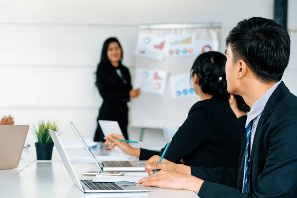 Empresários Asiáticos Ouvindo Apresentação Empresária Que Fica Frente Sala Reuniões — Fotografia de Stock