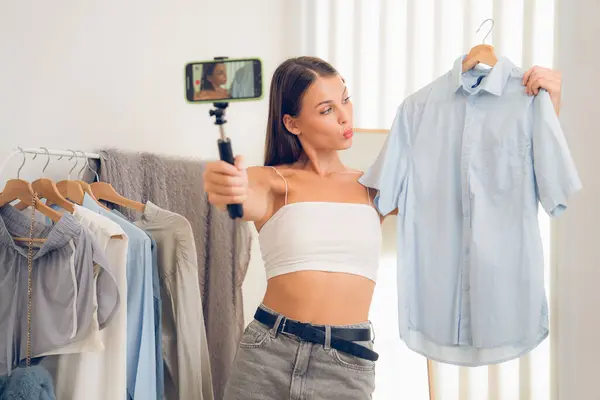 Sosyal Medya Için Moda Videosu Hazırlayan Genç Bir Kadın Blogcu — Stok fotoğraf