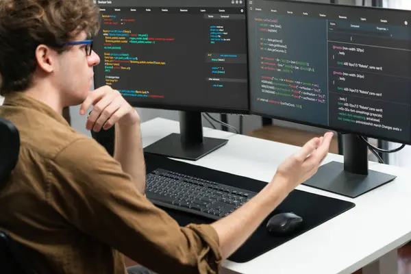 Entwickler Arbeitet Online Softwareentwicklung Auf Monitoren Modernen Home Office Auf — Stockfoto